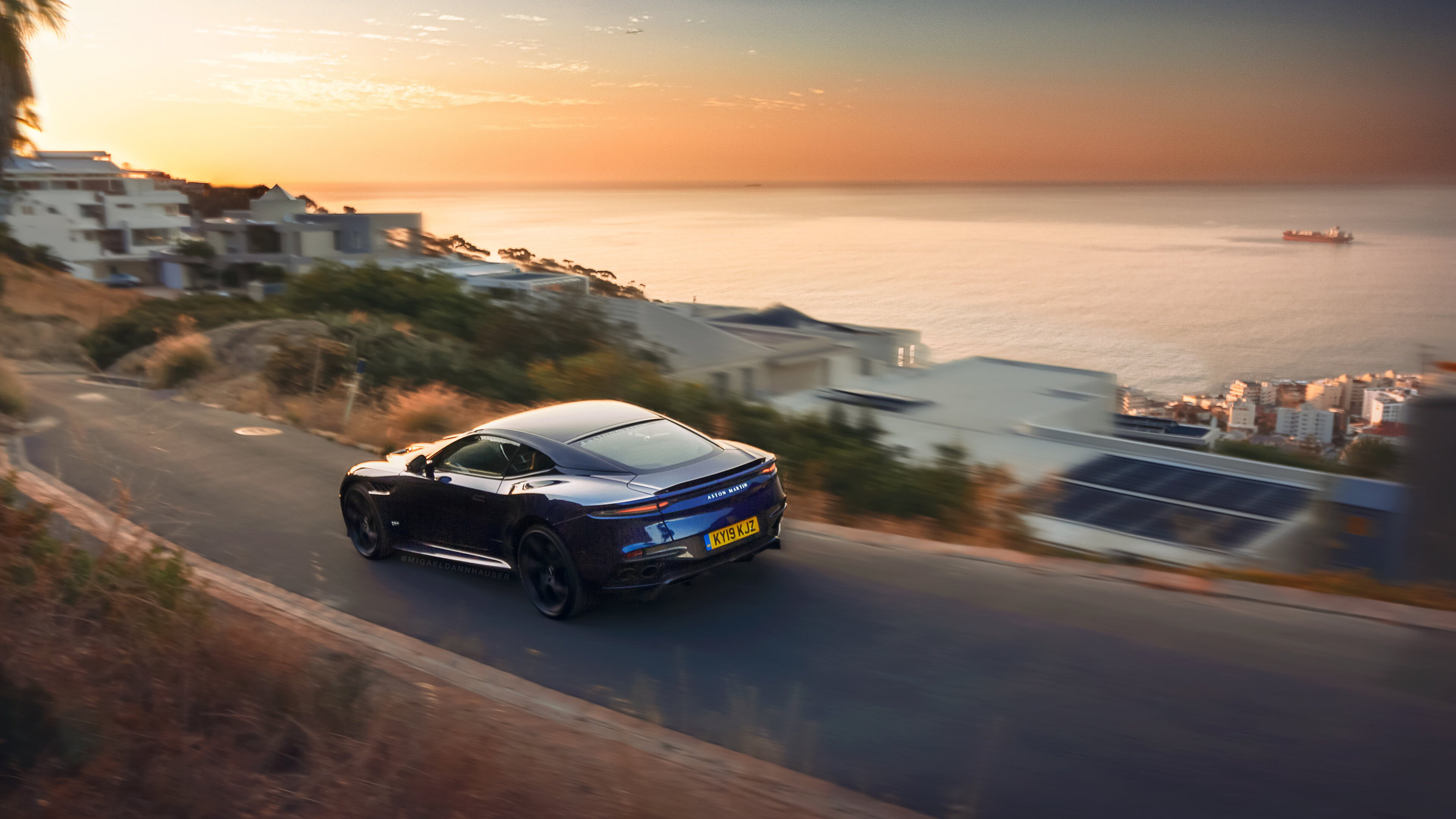 “海岸线飙风:沿海高速的视觉震撼”,海岸线100公里