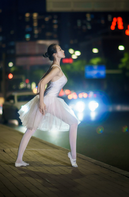 “海岸线飙风:沿海高速的视觉震撼”,海岸线100公里